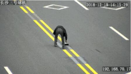 奇葩！一男子竟把雙黃線涂成虛線，只為了……