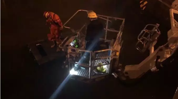 百萬豪車＂飛＂入河中，打撈后車內(nèi)空無一人！