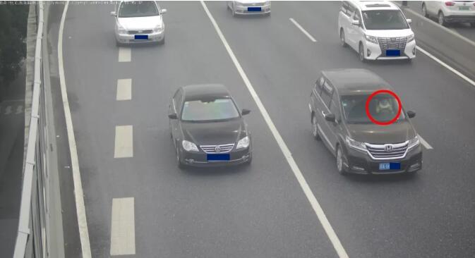 微頭條 | 抱著孩子開車，誰借你的膽??？ 接到爆